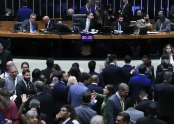 Câmara aprova urgência para suspender decreto do IOF