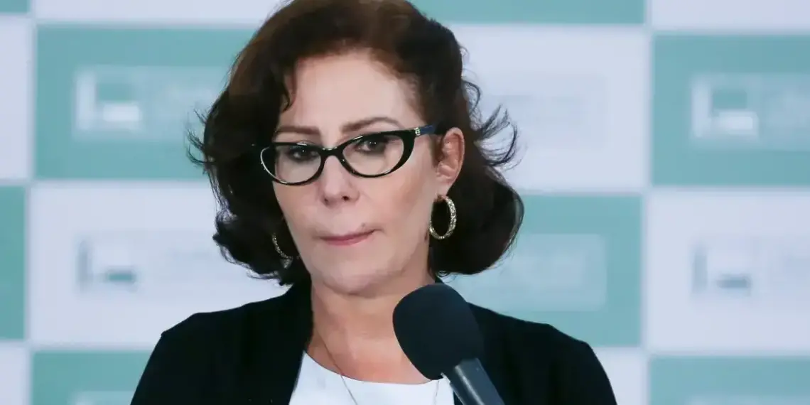 Deputada Carla Zambelli, condenada pelo STF, deixa o Brasil e diz que pedirá afastamento do cargo