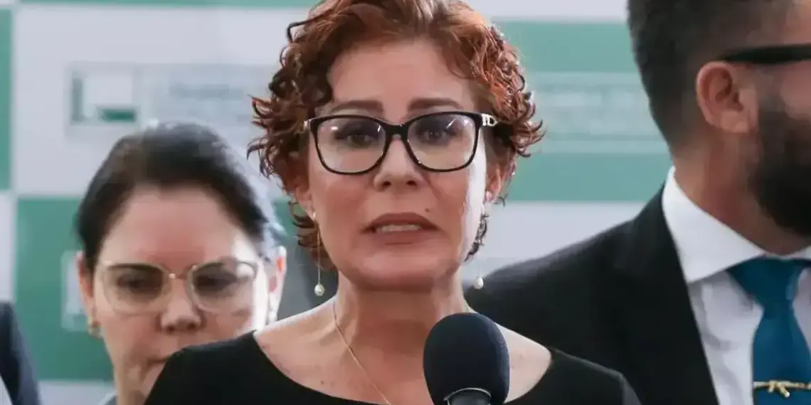 PGR pede ao STF prisão de Carla Zambelli, após deputada anunciar que deixou o Brasil