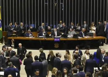 Congresso derruba vetos de Lula, repassa R$ 164,8 milhões da conta de luz para os contribuintes pagarem e R$ 197 milhões para os partidos gastarem