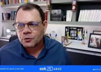 RESUMO | A pedido do Agir, Carlos Velozo exonerou os 2 “goleiros” da gestão Eduardo; ele terá que decidir se permanece como “prefeito em exercício” ou se se torna “prefeito biônico”