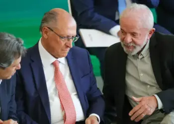 Governo entende que tarifa de 50% é inadequada e vai trabalhar para reverter taxação dos EUA, diz Alckmin