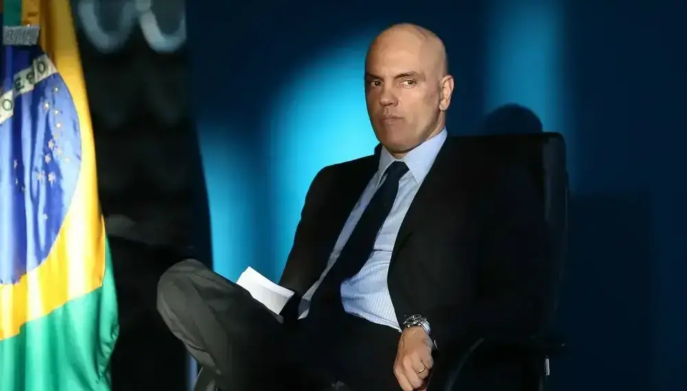 Bolsonaro fez flagrante confissão de obstrução de Justiça, diz Moraes