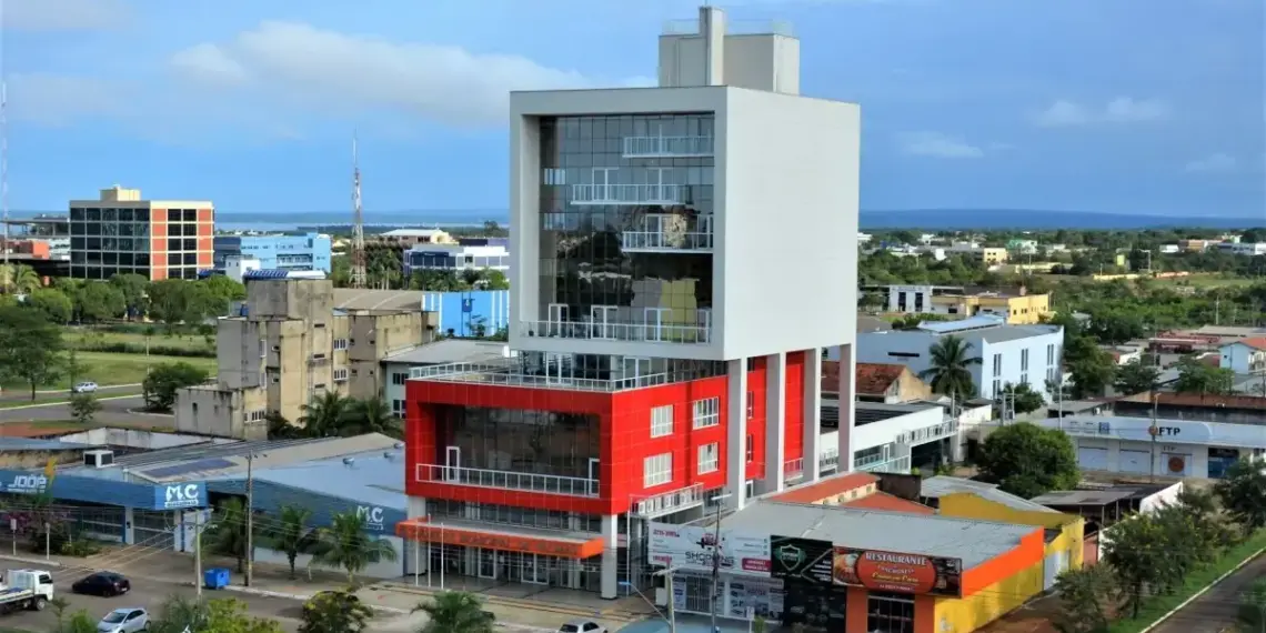 Opositor ao prefeito Eduardo, Vinícius Pires faz enfática exaltação de Carlos Velozo na Câmara e participa de inauguração de praça a convite do novo gestor
