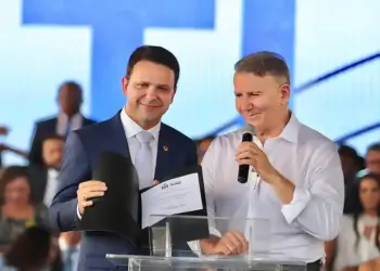 Mãe de Carlos Jr. dispara contra prefeito em exercício nas redes: “Incoerência de quem deveria agir com lealdade, respeito e dignidade”