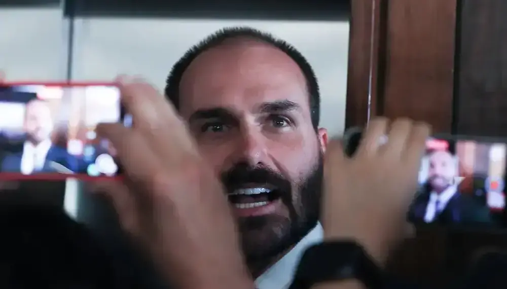 Eduardo Bolsonaro diz que não vai renunciar ao mandato de deputado
