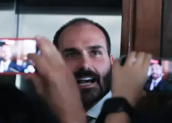 Eduardo Bolsonaro diz que não vai renunciar ao mandato de deputado