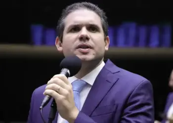 Oposição vai à Câmara, mas Hugo Motta proíbe reunião durante recesso