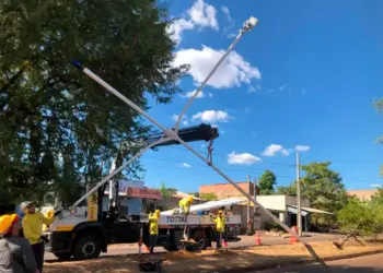 Com instalação de 23 postes com 46 luminárias, avenida comercial do Jardim Aureny II recebe iluminação de LED