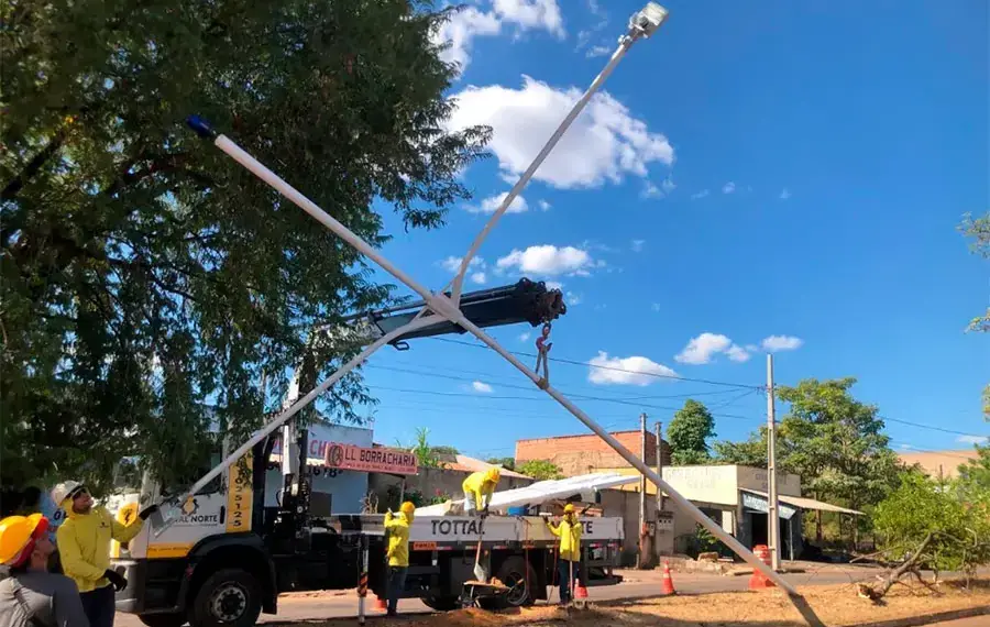 Com instalação de 23 postes com 46 luminárias, avenida comercial do Jardim Aureny II recebe iluminação de LED