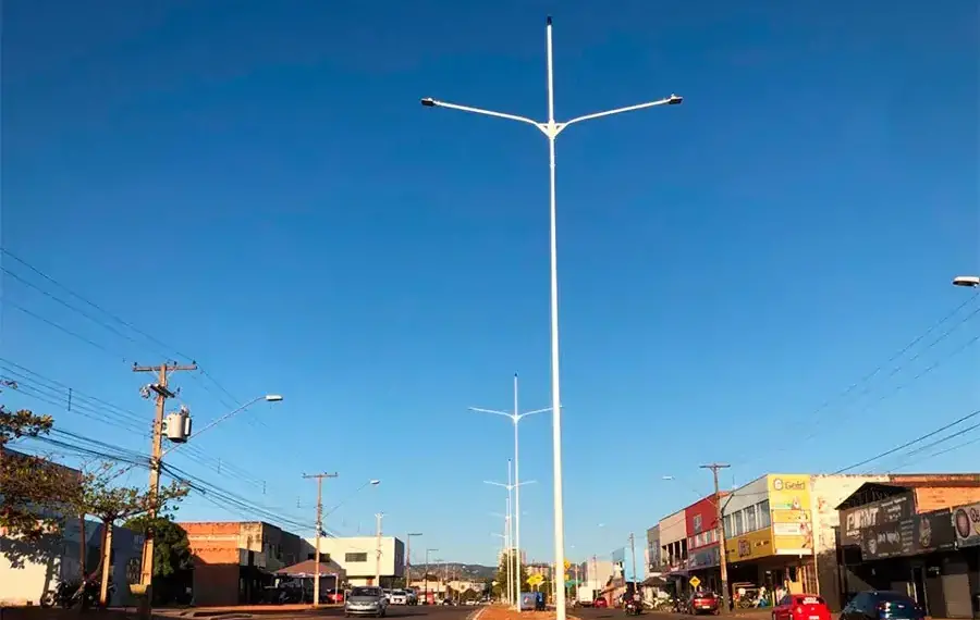 Com instalação de 55 novos postes, Prefeitura de Palmas conclui projeto de modernização da iluminação pública em avenida da região norte