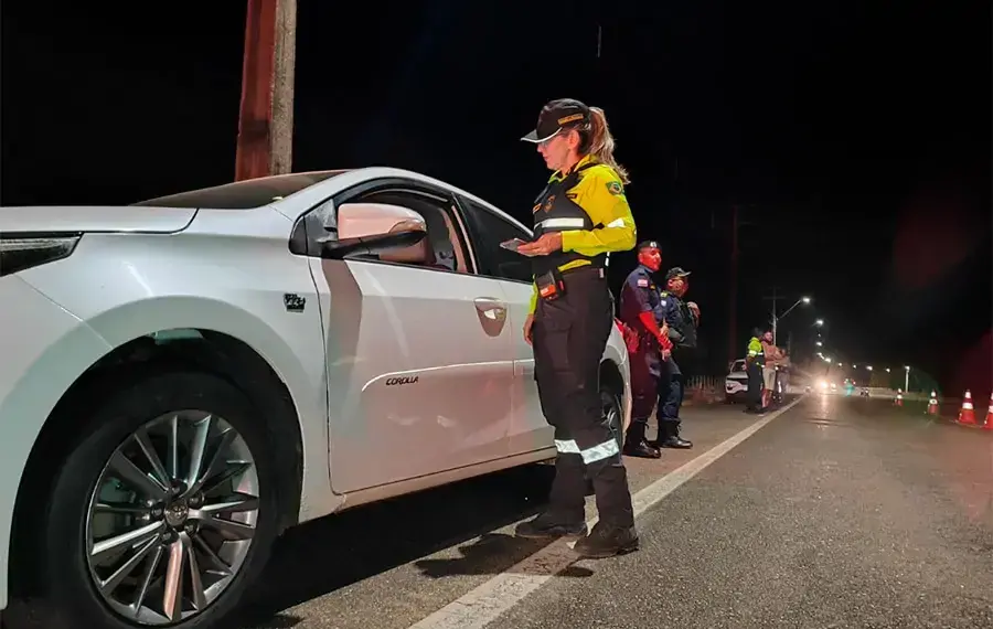 Operação Clandestinos autua 38 motoristas e remove 11 veículos em blitz contra transporte irregular de passageiros na Capital