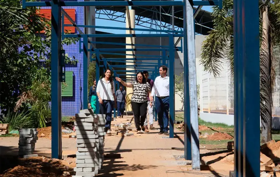 Acompanhado por gestores da Semed, prefeito em exercício Carlos Velozo realiza visita técnica a unidades educacionais em obras