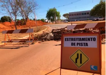 Com instalação de pré-moldados, execução de rede de drenagem pluvial na Av. LO-21 altera tráfego temporariamente