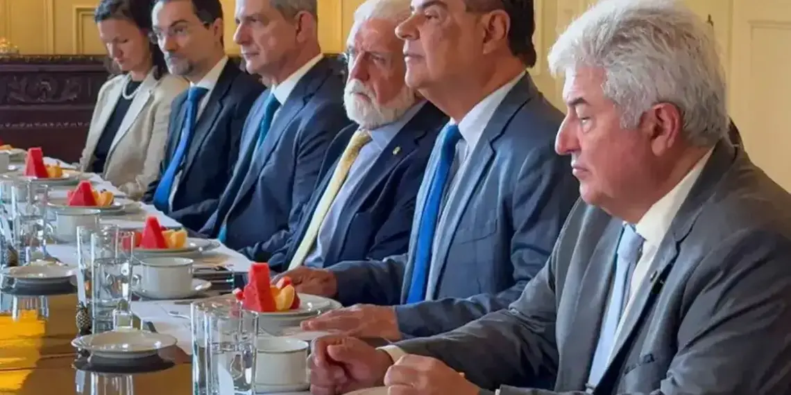 Senadores brasileiros buscam diálogo sobre tarifas impostas por Trump