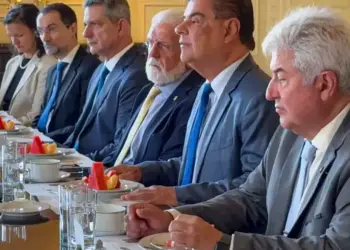 Senadores brasileiros buscam diálogo sobre tarifas impostas por Trump