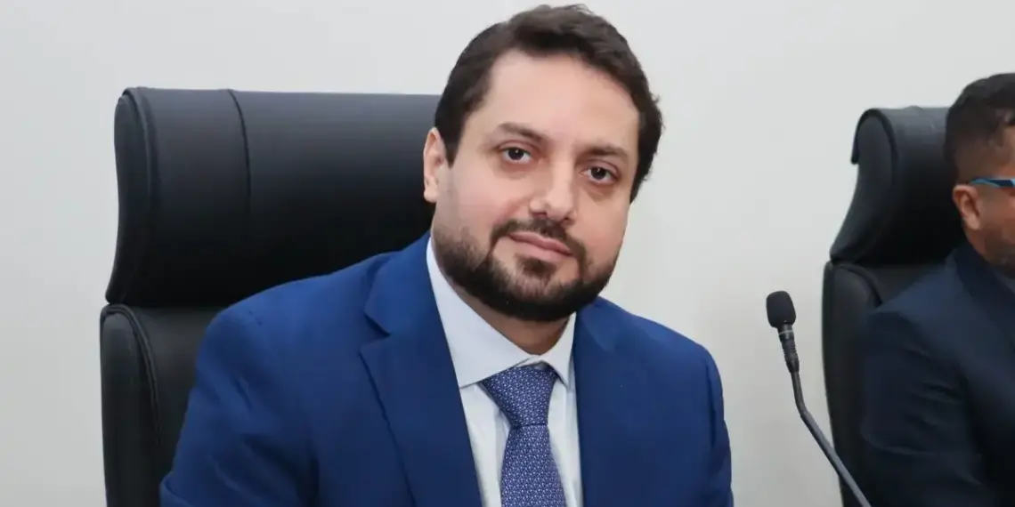 Opositor ao prefeito Eduardo, Vinícius Pires faz enfática exaltação de Carlos Velozo na Câmara e participa de inauguração de praça a convite do novo gestor