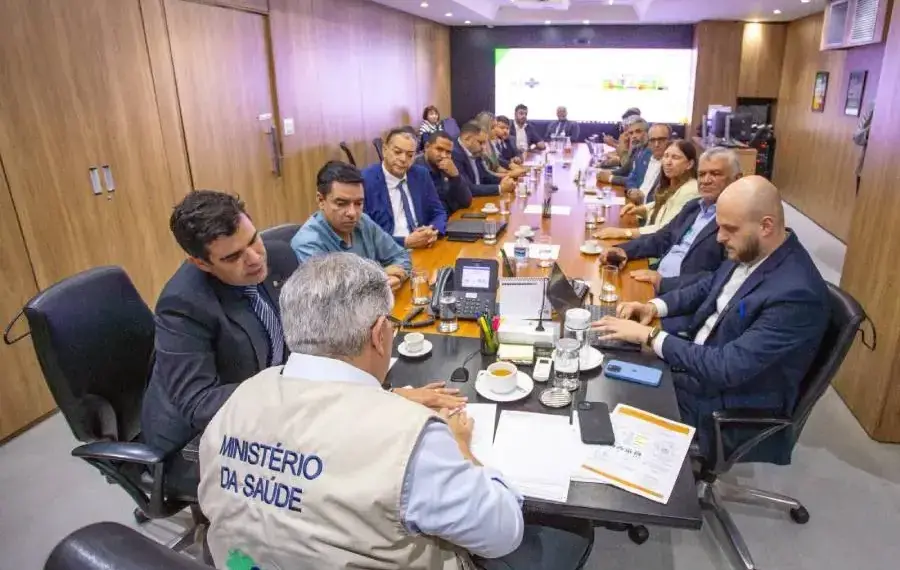 Ayres e prefeitos tratam de obras e programas de saúde em audiência com Padilha