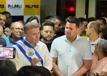 À imprensa, prefeito Eduardo avisa que reestruturação irá além do retorno de secretários e fala em exoneração de “outros que passam a não mais integrar a administração”
