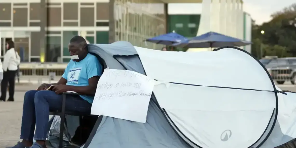 Após ordem do ministro Alexandre de Moraes, deputado aliado de Bolsonaro deixa acampamento