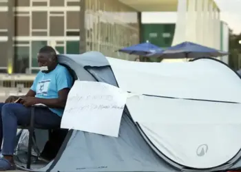 Após ordem do ministro Alexandre de Moraes, deputado aliado de Bolsonaro deixa acampamento