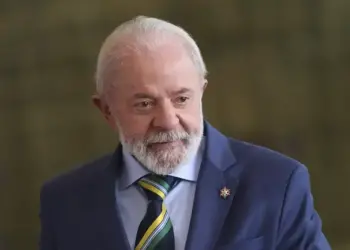 Brasil responderá tarifaço dos EUA com lei de reciprocidade, diz Lula após tarifaço de 50% imposto por Trump