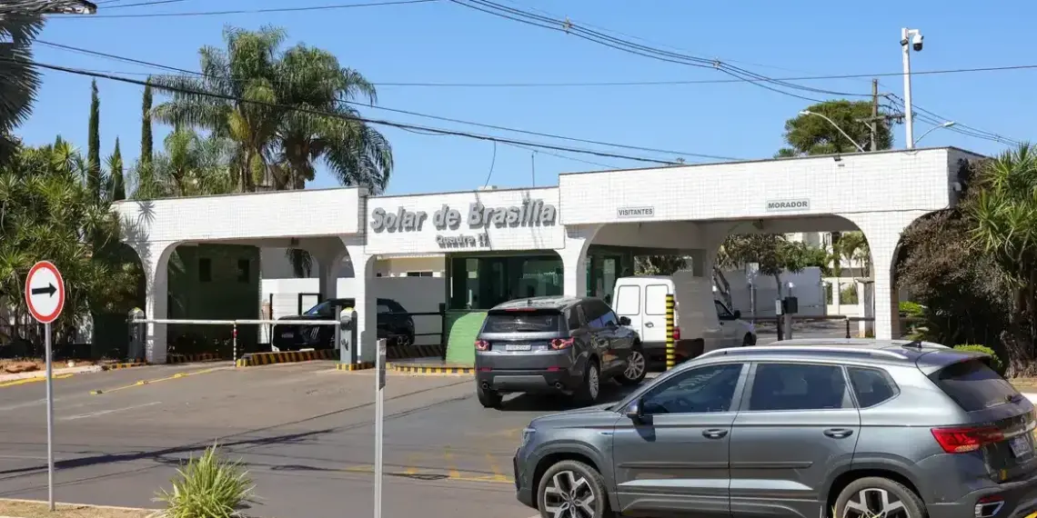 Moraes pede à PGR parecer sobre agentes da PF na casa de Bolsonaro