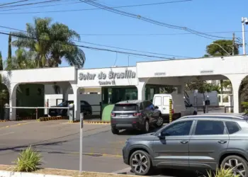 Moraes pede à PGR parecer sobre agentes da PF na casa de Bolsonaro
