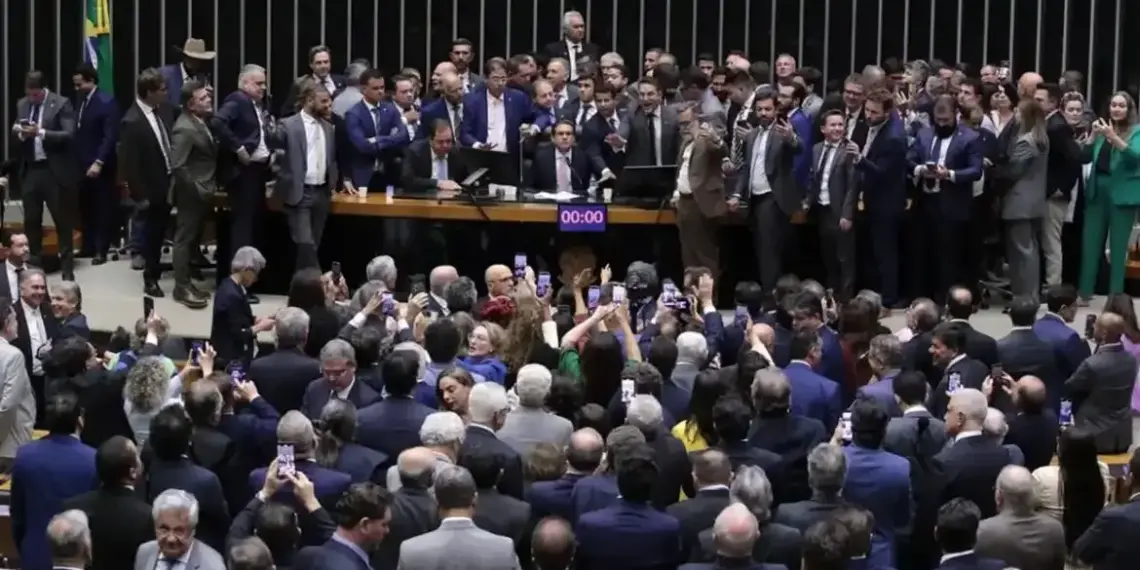 Após obstrução de Plenário, Hugo Motta abre sessão e pede respeito