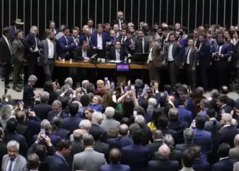 Após obstrução de Plenário, Hugo Motta abre sessão e pede respeito