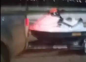 Vereador denuncia uso de veículo de Xambioá para transporte de jet ski; prefeito garante uso para suporte à praia sem acesso terrestre