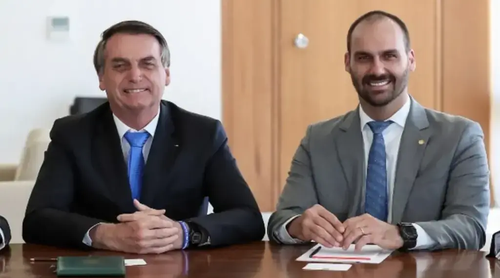 PF indicia Jair Bolsonaro e Eduardo em inquérito sobre sanções dos EUA