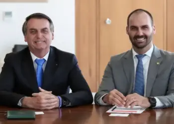PF indicia Jair Bolsonaro e Eduardo em inquérito sobre sanções dos EUA