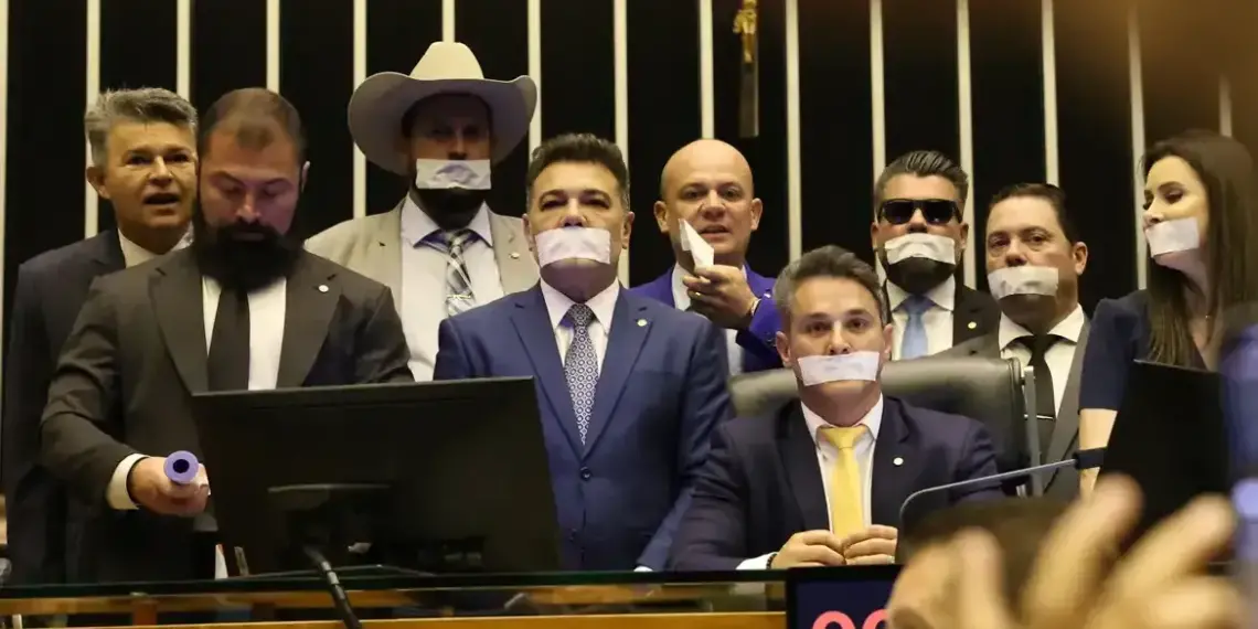 Oposição ocupa plenários por anistia e impeachment de Moraes; vice-presidente da Câmara pautará temas na ausência de Motta