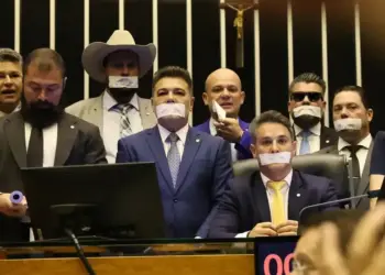 Oposição ocupa plenários por anistia e impeachment de Moraes; vice-presidente da Câmara pautará temas na ausência de Motta