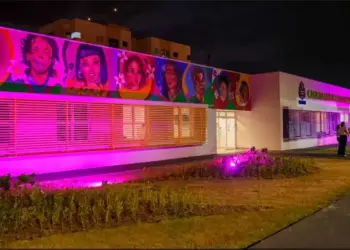 Palmas ilumina espaços públicos na cor lilás em apoio à campanha de combate à violência contra a mulher