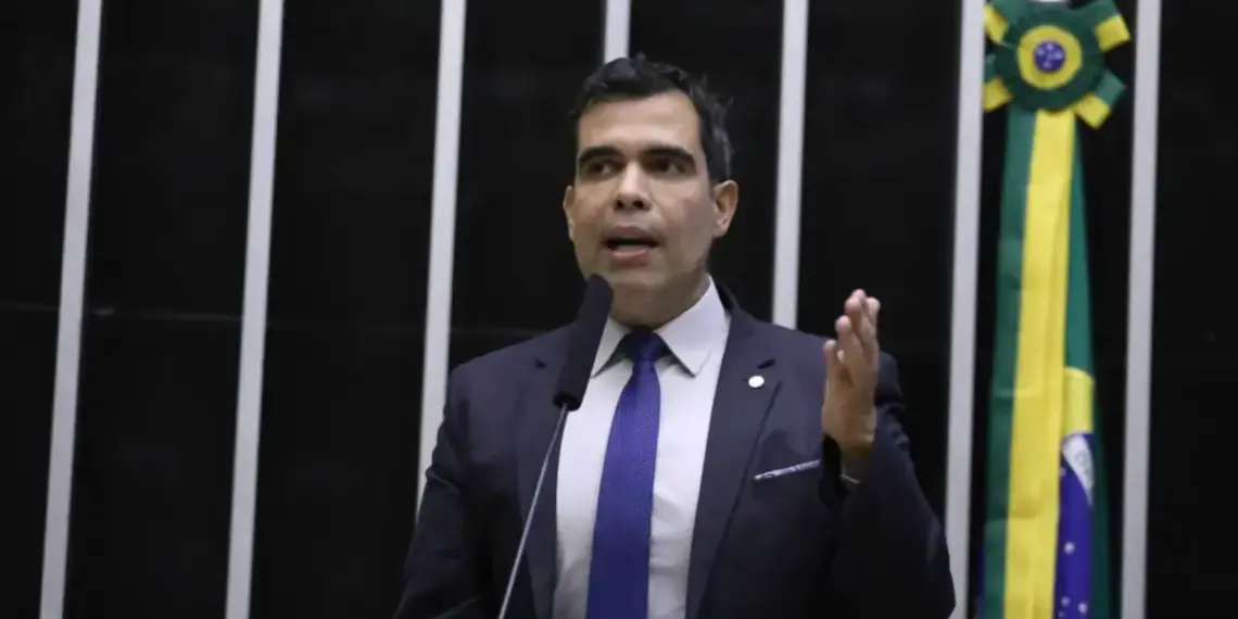 Avança na Câmara proposta relatada por Ricardo Ayres que reforça prioridade à primeira infância na Constituição