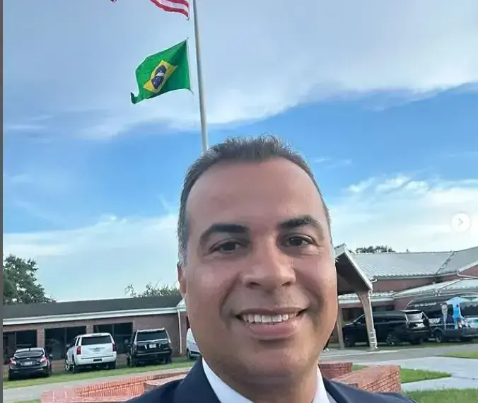 EM OFF | Jornal diz que Filipe Martins foi a evento da igreja nos EUA com recursos da Câmara; filho de vereador de Araguaína é nomeado chefe de gabinete de Israel Guimarães, na Mineratins