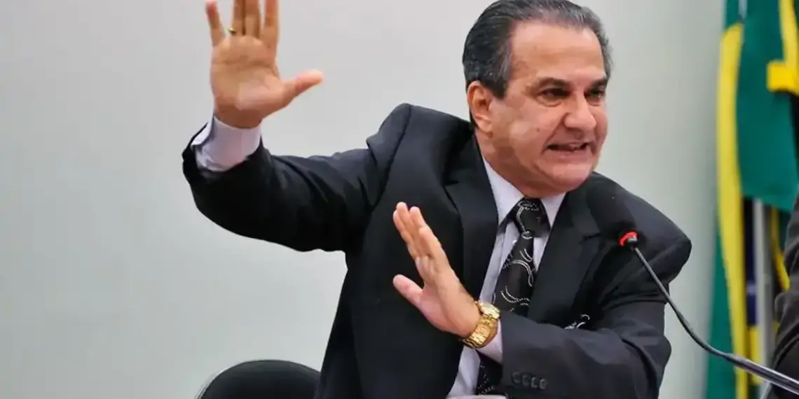 Ministro Alexandre de Moraes determina busca e apreensão contra Silas Malafaia; pastor criticou Eduardo em mensagem a Bolsonaro: “É um babaca”