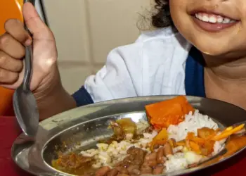 Após debate na Câmara, Paço destaca economia e padronização de merendas com gestão da Semed; Eduardo entende que “modelo descentralizado não deu certo”