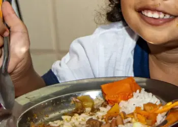 Após debate na Câmara, Paço destaca economia e padronização de merendas com gestão da Semed; Eduardo entende que “modelo descentralizado não deu certo”