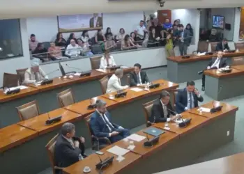 Em debate após fala de Janad, deputados evitam confronto direto com nova oposicionista e defendem diálogo: “Se tem uma coisa que eu tenho é coragem”, avisa ela