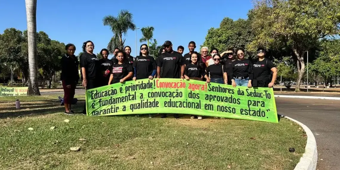 Aprovados no concurso da Seduc de 2023 protestam na Praça dos Girassóis por vagas remanescentes