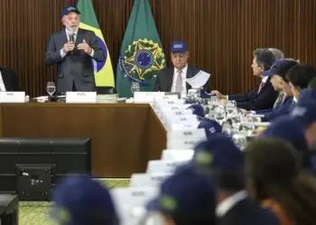 Em reunião ministerial, presidente Lula reafirma soberania e diz que Brasil não aceitará ofensas