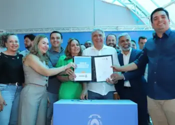 Laurez Moreira assina retomada das obras do HGG orçada em R$ 103 milhões e anuncia recapeamento da TO-374