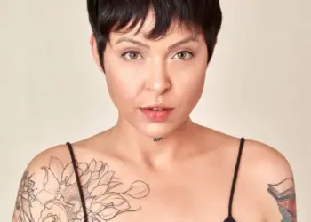 Participantes do Festival SESI Vozes da Indústria Tocantinense abrem show da atração nacional Kell Smith