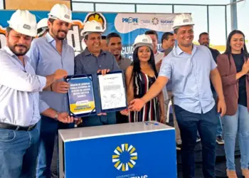 Com recurso de R$ 2,6 milhões, governo assina ordem de serviço para reforma e modernização do Centro de Ensino Médio Castelo Branco, em Colinas