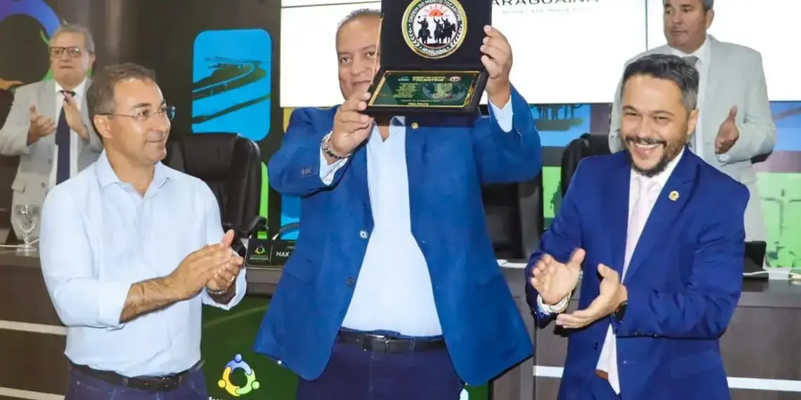 Em Araguaína, Gomes é exaltado por prefeitos e deputados, que defendem sua reeleição; senador recebe da Câmara 1ª Medalha de Honra ao Mérito Tocantins