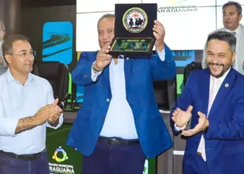 Em Araguaína, Gomes é exaltado por prefeitos e deputados, que defendem sua reeleição; senador recebe da Câmara 1ª Medalha de Honra ao Mérito Tocantins