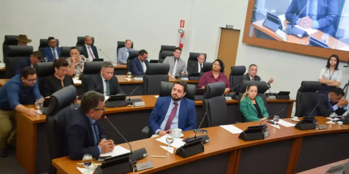 Palavra que tomou conta das conversas de WhatsApp nas últimas semanas, uso do “trisal” por Vinícius Pires irrita governistas e aguça debate na Câmara de Palmas